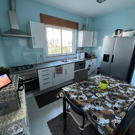 Проживание в семье Paradise Camarate (Lisbon)